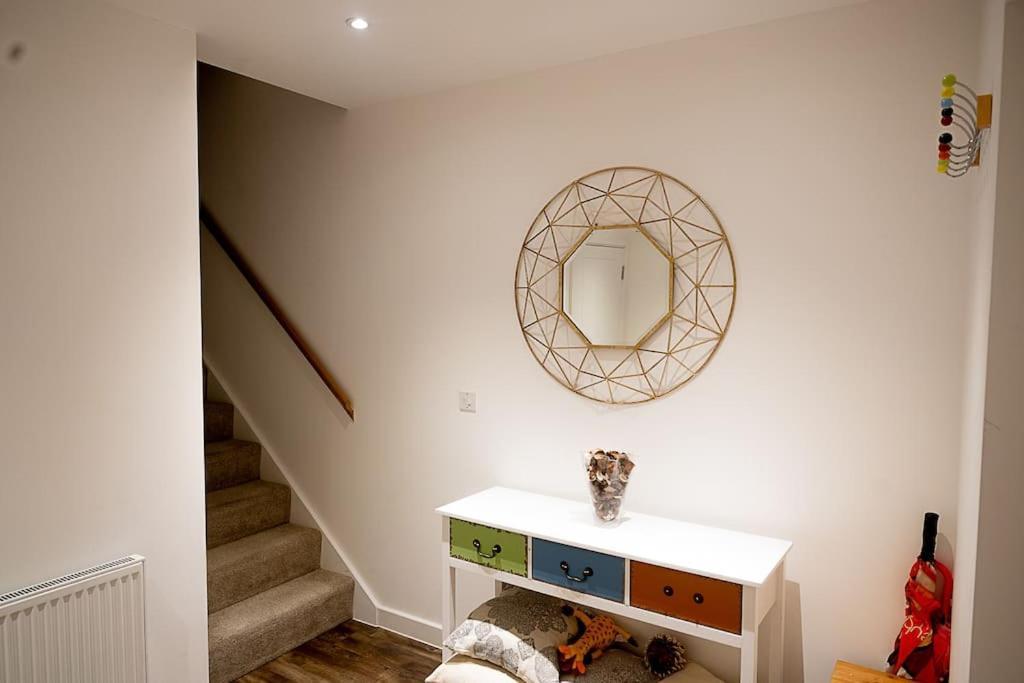 Exquisite Cozy House, Close To Train Station And Amenities Harold Wood Extérieur photo